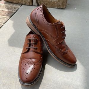 Boy’s Winged tipped dress shoes brown size 4
